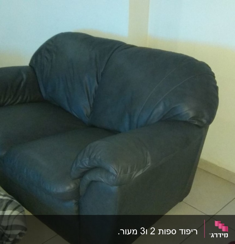 ספה מרופדת עור כהה עם כריות מרופדות